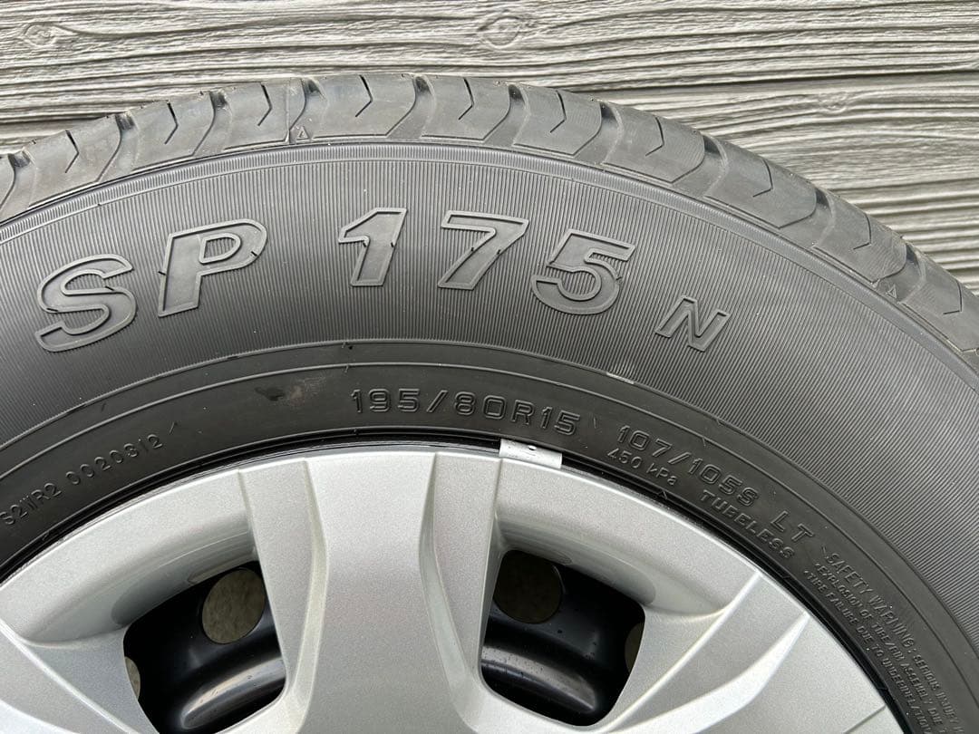 ハイエース　新車外し夏タイヤ195/80/15 DUNLOP 4本　ナット付き