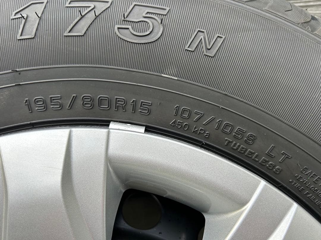 ハイエース　新車外し夏タイヤ195/80/15 DUNLOP 4本　ナット付き