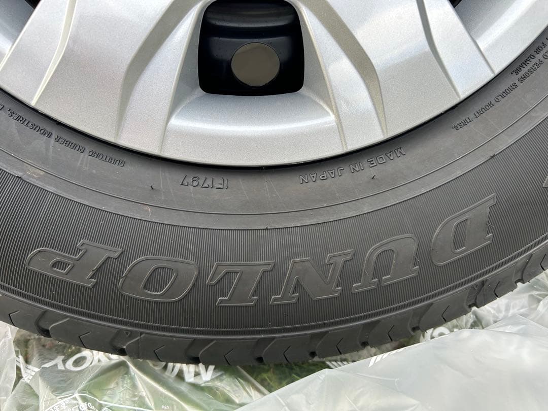 ハイエース　新車外し夏タイヤ195/80/15 DUNLOP 4本　ナット付き